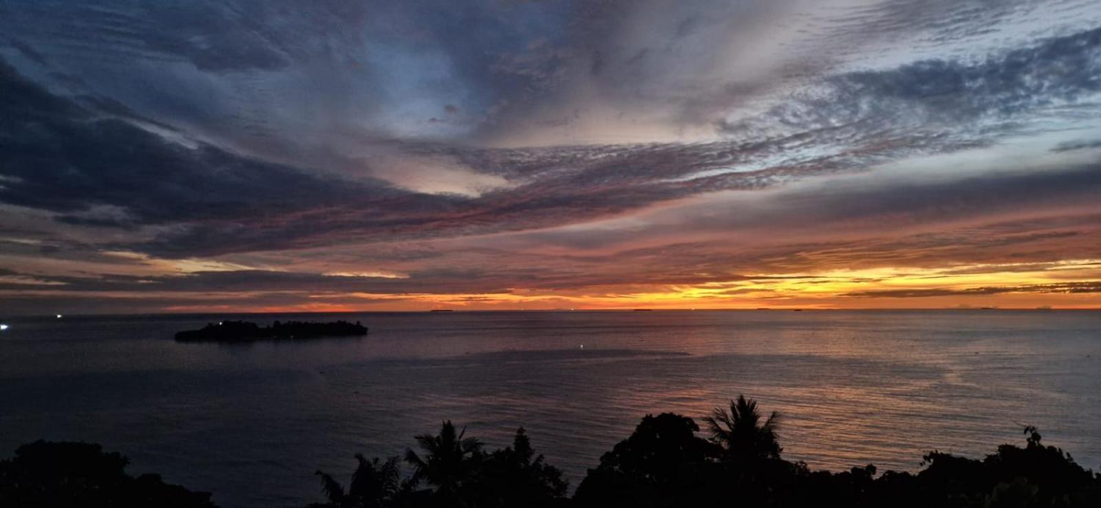 The View Padang, Amazing View, 8 Mins Mentawai Fast Ferry, Cold Beer,Close To Restaurants Паданг Екстер'єр фото